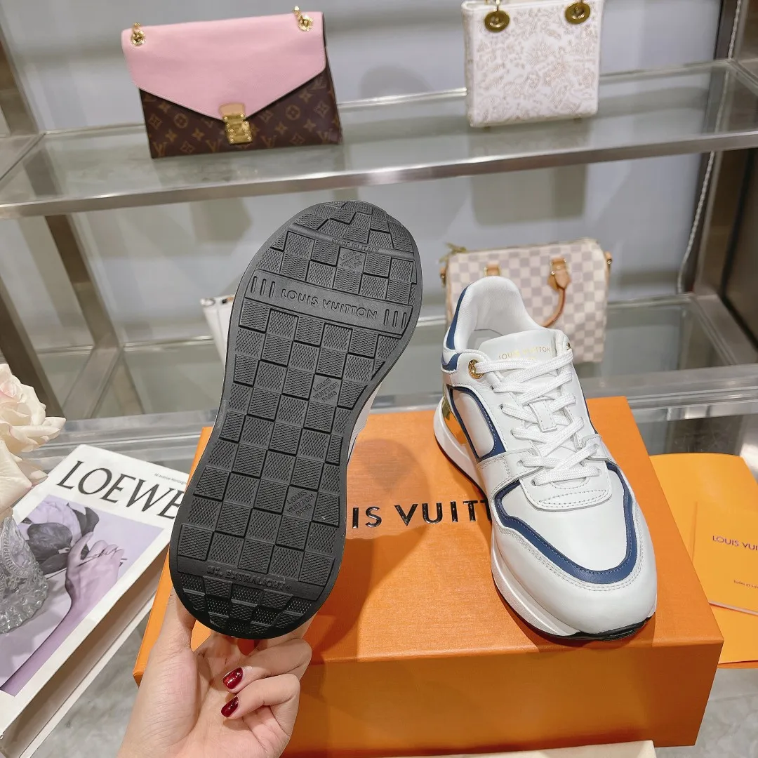 [L Family] P: 760💰Size 35-42 for women, 39-46 for men, (41.42 for women, 45.46 for men, customized) .LV Donkey Brand 🔥🔥LOUIS VUITTON Louis Vuitton's official website synchronizes the 2025 autumn and winter couple's models, which are now on the market, this Neo Run Away sneakers are inspired by running shoes, integrating LV's iconic must-have shoes into the trend. This version is a 1:1 replica of the original version. It is made of two-tone calfskin to highlight its simple lines and unique wedge outsole. Key details include the LV initials on the side and an engraved gold heel stabilizer on the back plus a 2cm hidden insole.